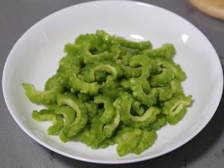 12、苦瓜炒虾仁,用手挤干水分我，这样是为了减少苦瓜的一些苦味