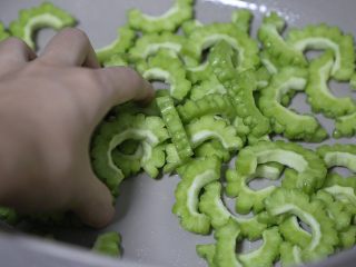 10、苦瓜炒虾仁,抓匀腌制一会