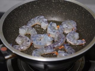 13、苦瓜炒虾仁,锅里烧热油，放入虾仁