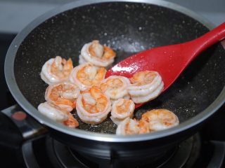 14、苦瓜炒虾仁,翻炒虾仁变色至微焦后盛出