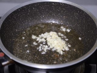 15、苦瓜炒虾仁,再加入少许油，爆香蒜末