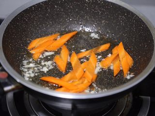 16、苦瓜炒虾仁,放入胡萝卜片翻炒