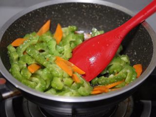 17、苦瓜炒虾仁,再加入苦瓜翻炒至断生