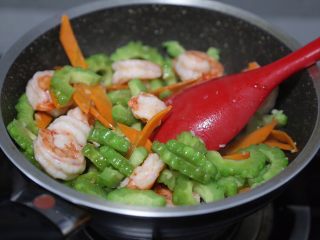 18、苦瓜炒虾仁,加入虾仁翻炒均匀