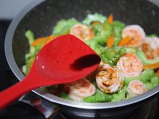 19、苦瓜炒虾仁,调入少许酱油