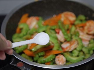 20、苦瓜炒虾仁,再加入一点盐