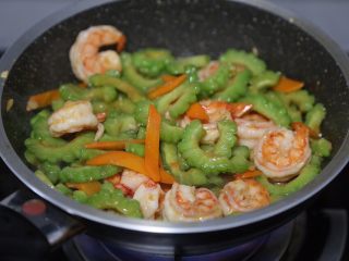 21、苦瓜炒虾仁,大火翻炒均匀即可出锅