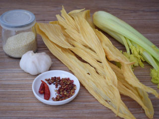 1、腐竹拌芹菜,准备好材料，腐竹提前用冷水泡发备用