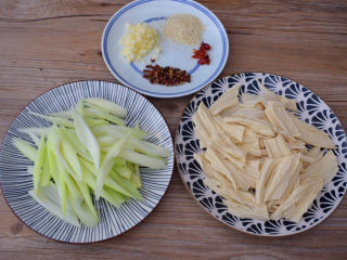 2、腐竹拌芹菜,芹菜刮去老梗斜切成段，泡发的腐竹也斜切成段，蒜切末，干红辣椒斜成段