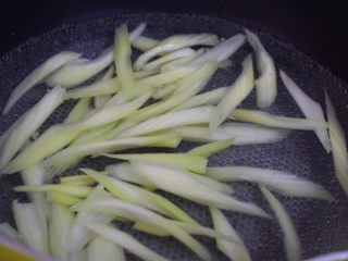 3、腐竹拌芹菜,锅中烧开水，放入芹菜焯1-2分钟，捞出过凉水后沥干水分备用