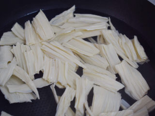 4、腐竹拌芹菜,再放入腐竹焯烫一分钟，捞出过凉水