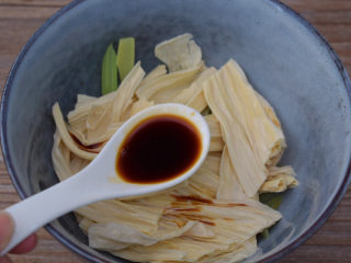 5、腐竹拌芹菜,把芹菜和腐竹放入容器中，加入生抽