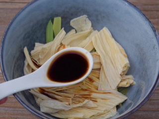 6、腐竹拌芹菜,加入陈醋