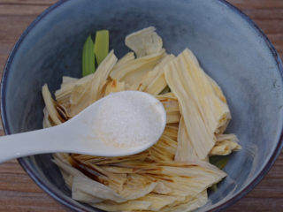 7、腐竹拌芹菜,加入白糖