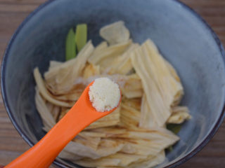 8、腐竹拌芹菜,加入鸡精