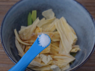 9、腐竹拌芹菜,加入盐