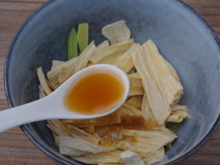 10、腐竹拌芹菜,加入香油，再将蒜末、干红辣椒放在最上面