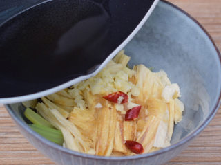 11、腐竹拌芹菜,再把花椒油浇倒在蒜末和干红辣椒上