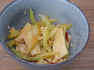 12、腐竹拌芹菜,最后撒上熟白芝麻，搅拌均匀即可