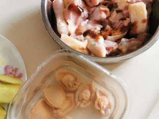 1、黄金小鲍鱼炆鸡(配靓汤套餐版),鸡切好,备好食材。