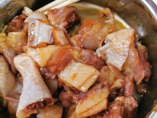 2、黄金小鲍鱼炆鸡(配靓汤套餐版),放花生油、蚝油、盐、糖、料酒,捞均匀,腌10分钟,再加入少量生粉,下锅煎时可包裹锁汁。