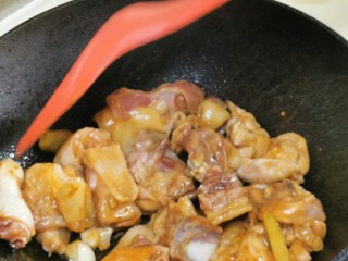 4、黄金小鲍鱼炆鸡(配靓汤套餐版),铺平均匀受热,一面煎2分钟,反面煎2分钟。