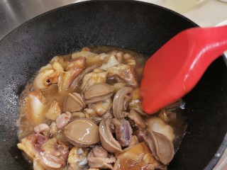 5、黄金小鲍鱼炆鸡(配靓汤套餐版),放入鲍鱼,加水一碗(之前泡鲍鱼的水可以用上)。