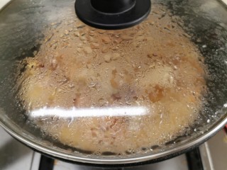 6、黄金小鲍鱼炆鸡(配靓汤套餐版),加盖炆煮15分钟左右。