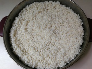 5、甜甜酒酿,锅中水开将糯米平铺布上