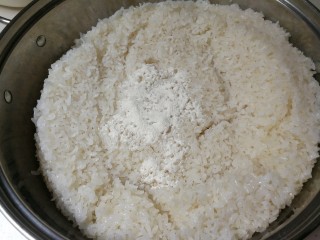 8、甜甜酒酿,凉至温热，放入5克甜酒曲