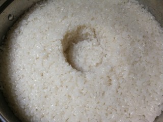 9、甜甜酒酿,放入适量凉白开水拌匀，抹平，中间留一个小洞