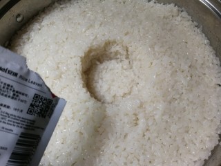 10、甜甜酒酿,在小洞处再放入少许甜酒曲，盖上盖子，密封，放在背光处发酵二十四小时左右