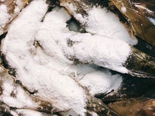 7、椒盐基围虾,加淀粉