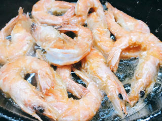 11、椒盐基围虾,翻炒