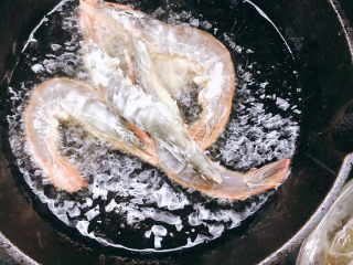 10、椒盐基围虾,放入腌制好的虾