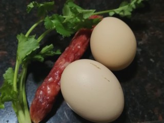 1、腊肠炒蛋,准备材料