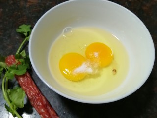 3、腊肠炒蛋,加入少许盐