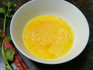 4、腊肠炒蛋,搅散