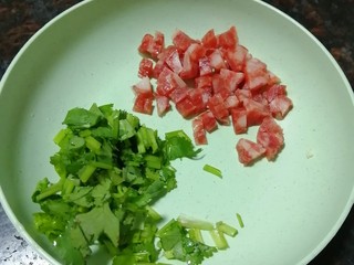 5、腊肠炒蛋,腊肠切丁，香菜切碎