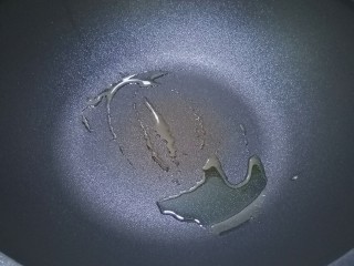 6、腊肠炒蛋,热锅入油