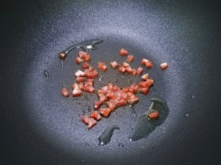 7、腊肠炒蛋,加入腊肠丁，炒出油