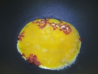 8、腊肠炒蛋,倒入蛋液