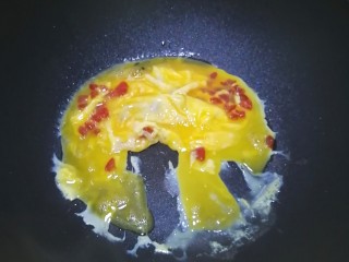 9、腊肠炒蛋,翻炒