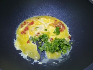 10、腊肠炒蛋,加入香菜碎，炒至熟便可