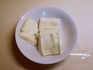 1、卤豆干,卤水豆腐备好。
