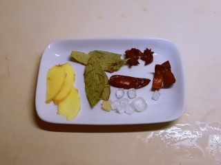 2、卤豆干,辅料准备好:姜片 香叶 冰糖 干辣椒 八角 桂皮