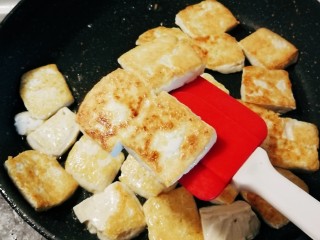 4、卤豆干,煎至一面金黄色翻另一面。