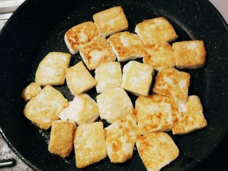 5、卤豆干,煎至两面金黄色。