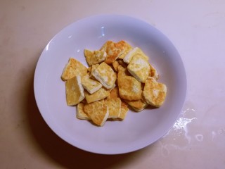 6、卤豆干,盛出。