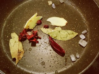 7、卤豆干,锅中留下底油继续加热，放入准备好的辅料，炒香。